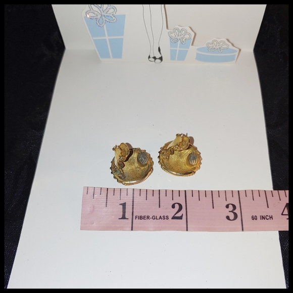 Vintage Gold Tone Clip on Earrings - Picture 3 of 3